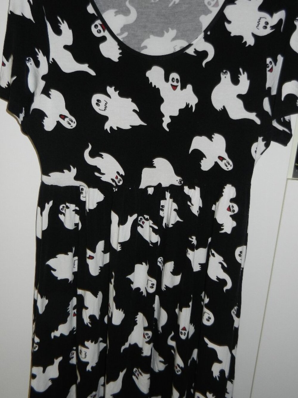 Robe noire avec des fantômes
